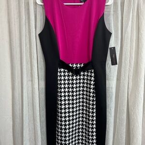 Enrevelry Fuchsia and Black Houndstooth Midi Dress